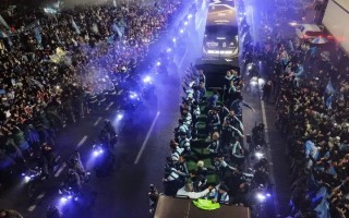 阿根廷国家队回国：球员拒绝官方庆祝，球迷夹道追车欢迎