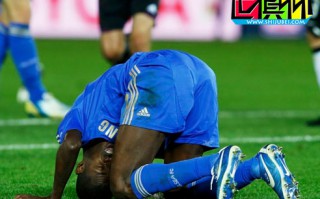 2012世俱杯切尔西负科林蒂安丢冠,巴西铁卫蹲地痛哭