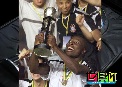 2012年之前世俱杯冠军捧杯时刻 巴萨曼联米兰双雄-第1张图片-世俱杯