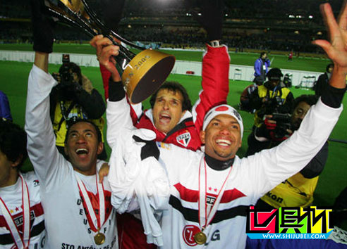 2012年之前世俱杯冠军捧杯时刻 巴萨曼联米兰双雄-第2张图片-世俱杯