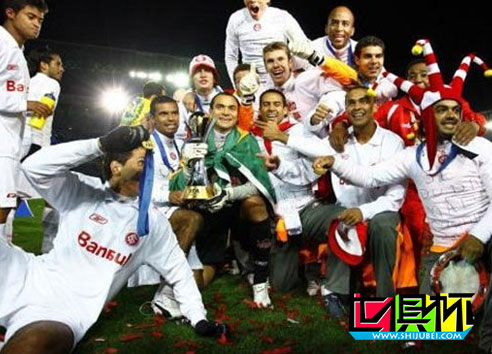 2012年之前世俱杯冠军捧杯时刻 巴萨曼联米兰双雄-第3张图片-世俱杯