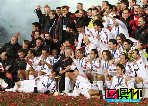 2012年之前世俱杯冠军捧杯时刻 巴萨曼联米兰双雄-第4张图片-世俱杯