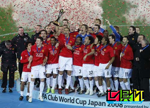 2012年之前世俱杯冠军捧杯时刻 巴萨曼联米兰双雄-第5张图片-世俱杯