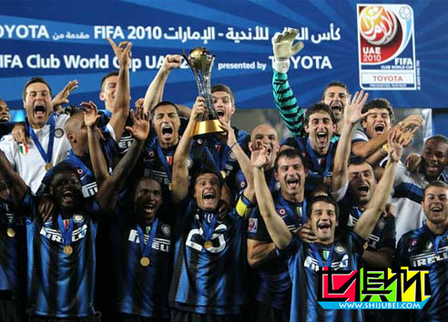 2012年之前世俱杯冠军捧杯时刻 巴萨曼联米兰双雄-第7张图片-世俱杯