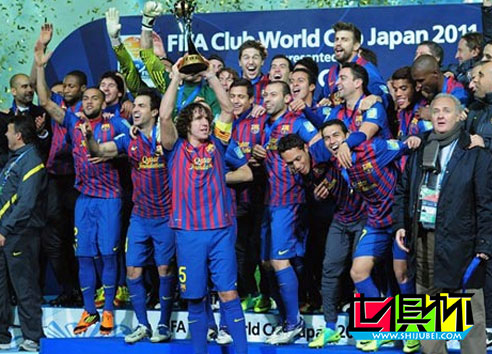 2012年之前世俱杯冠军捧杯时刻 巴萨曼联米兰双雄-第8张图片-世俱杯