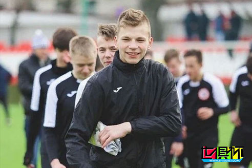 俄罗斯16岁门将扎布洛夫斯基训练时被闪电击中
，至今仍在昏迷