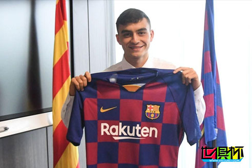 17岁的西班牙年轻边锋佩德里与巴萨完成新赛季首签
