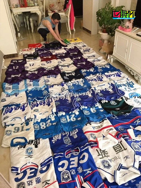 天津津门虎资深老球迷晒出了自己收藏的70多件球衣