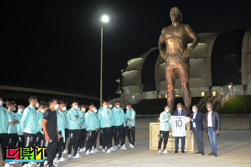 马拉多纳雕像揭幕，预选赛阿根廷战平智利	，梅西破门向球王致敬