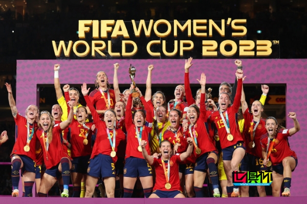 西班牙女足23名冠军球员联名发声谴责足协主席-第1张图片-世俱杯