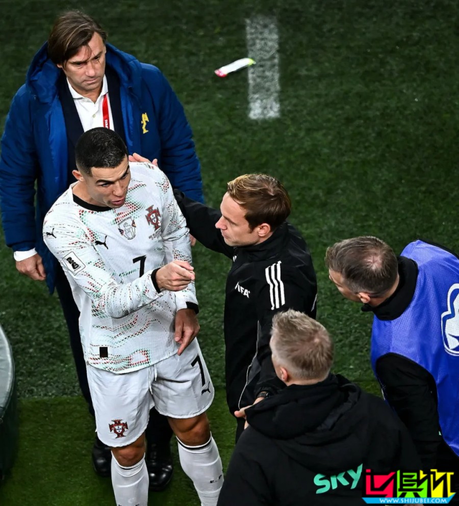 C罗 国家队生涯首红，无缘葡萄牙出线决定战-第3张图片-世俱杯