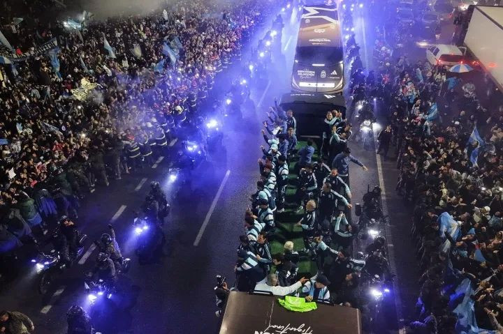 阿根廷国家队回国:球员拒绝官方庆祝,球迷夹道追车欢迎-第1张图片-世俱杯 阿根廷国家队回国:球员拒绝官方庆祝,球迷夹道追车欢迎-第1张图片-世俱杯