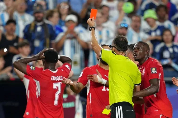 FIFA回应VAR介入"误认身份"：纠正假摔非失误，此决定恢复了赛场公正-第1张图片-世俱杯